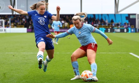 Lauren Hemp on the attack for Chelsea against Manchester City