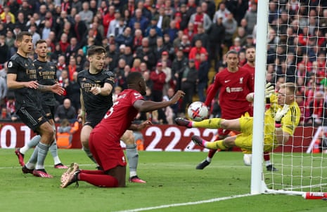 Aaron Ramsdale makes a point-blank save save from Ibrahima Konate. Wow!